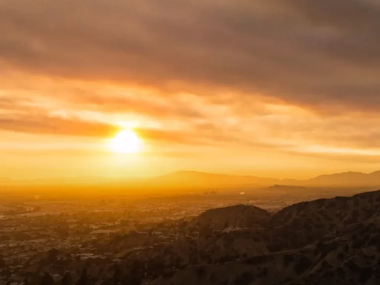 אַיֵּה הַשָּׁמַיִם אֲשֶׁר יֶשׁ־בָּהֶם שֶׁמֶשׁ?